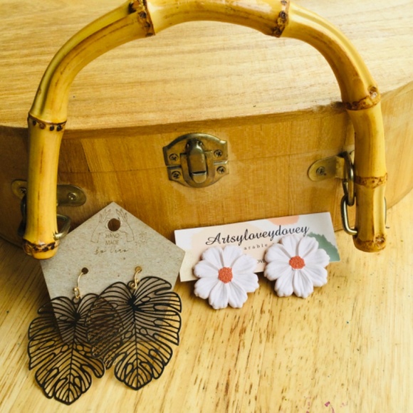 Lot of Two Handcrafted Spring Floral Earrings - Picture 3 of 5